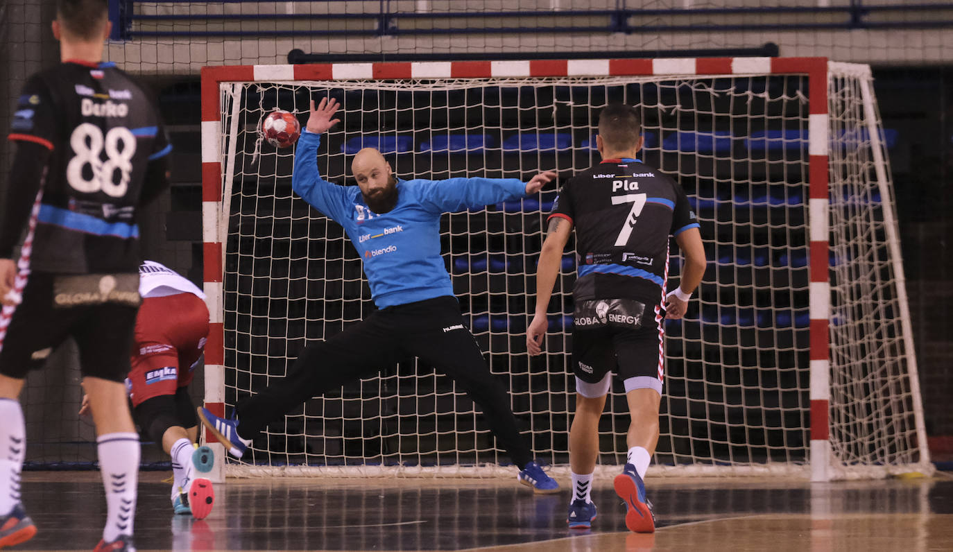 Imágenes del partido de la Liga Asobal Logroño-Liberbank Cantabria.