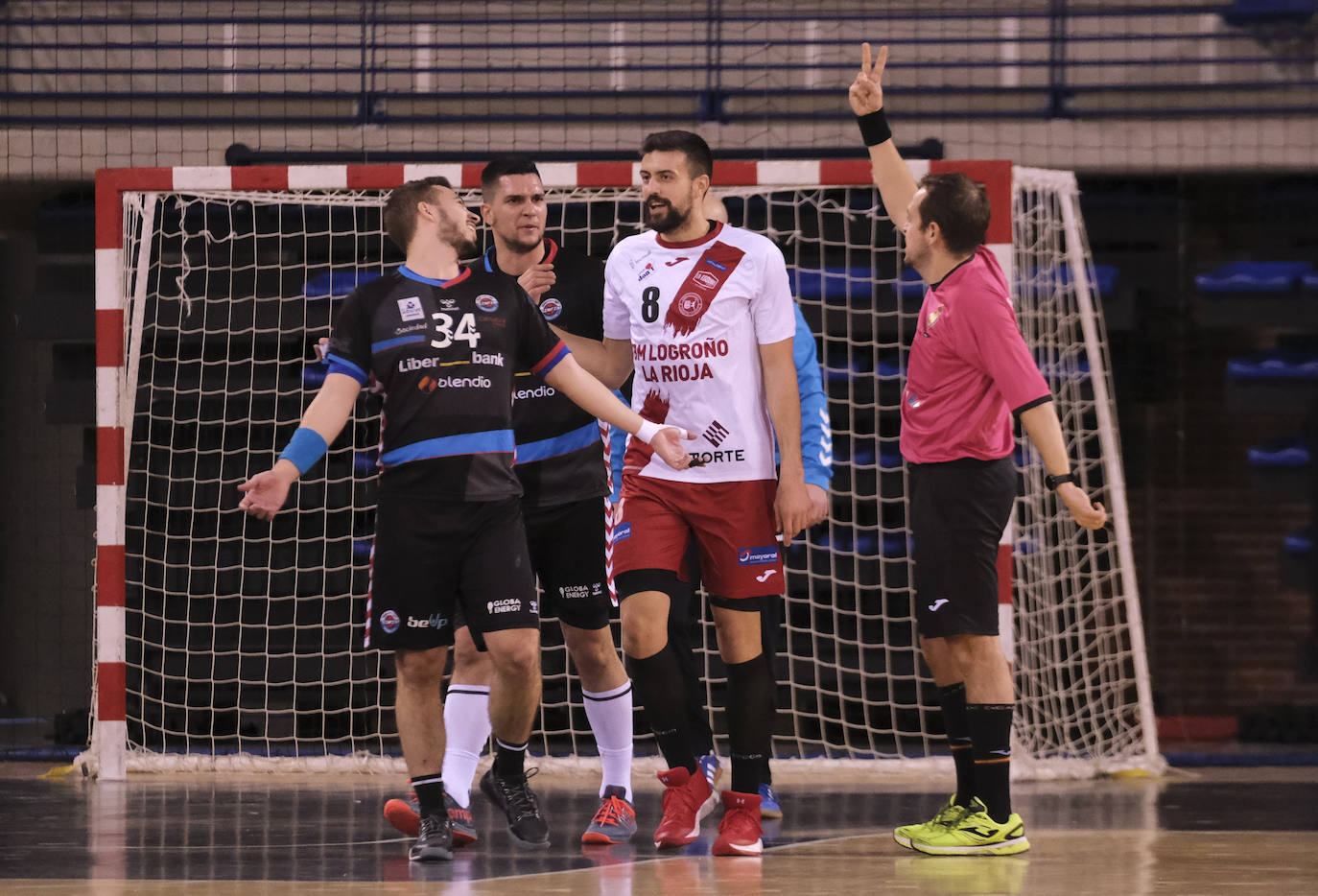 Imágenes del partido de la Liga Asobal Logroño-Liberbank Cantabria.