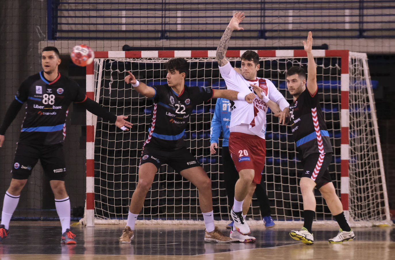 Imágenes del partido de la Liga Asobal Logroño-Liberbank Cantabria.