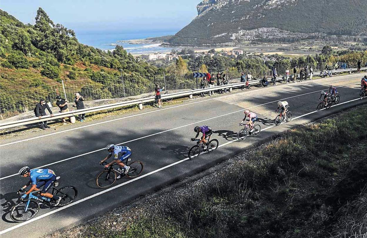 La Vuelta, a su paso por Cantabria en octubre de 2020. 