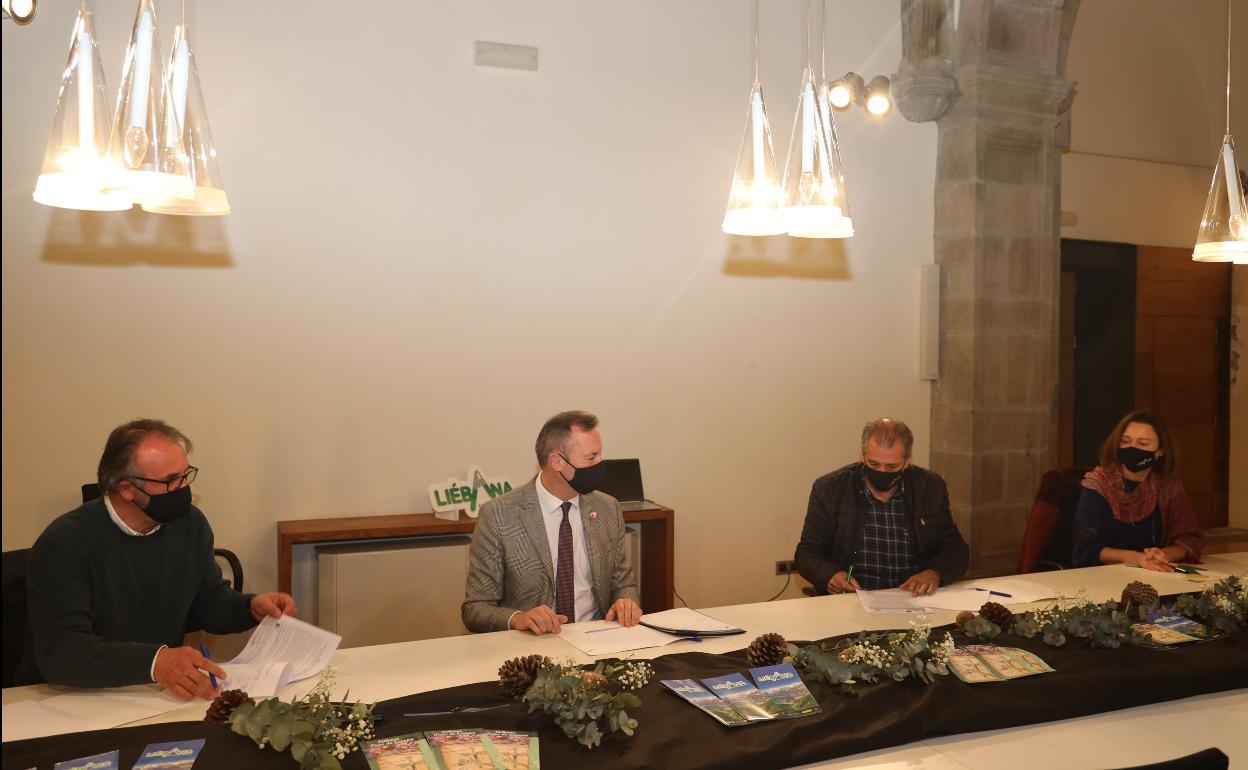 De izquierda a derecha, Gregorio Alonso, Guillermo Blanco, Jesús Cuevas y María Luisa Pascual, durante la firma de los documentos 