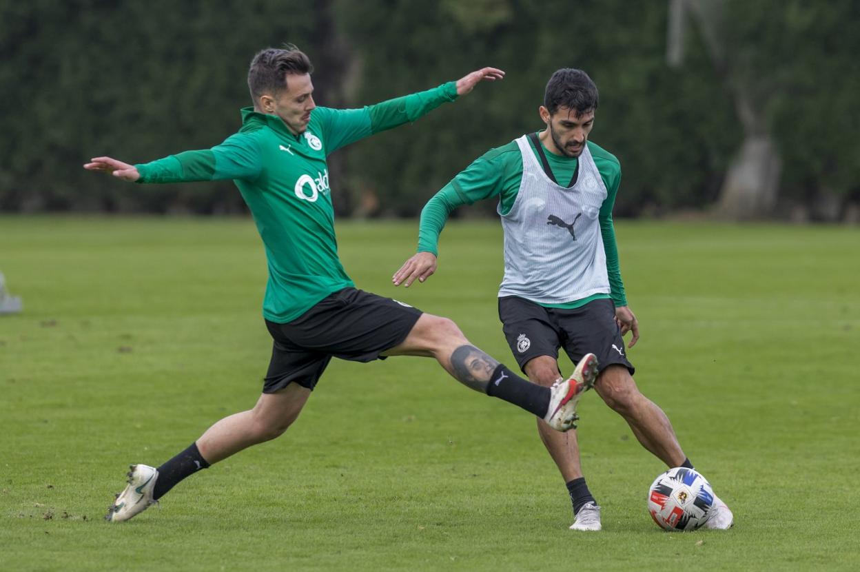 Álvaro Traver y Andrade, sobre el césped del campo 1 de La Albericia.