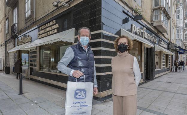 Luisa y Ricardo Calderón, en perfumerías Calderón, su negocio.