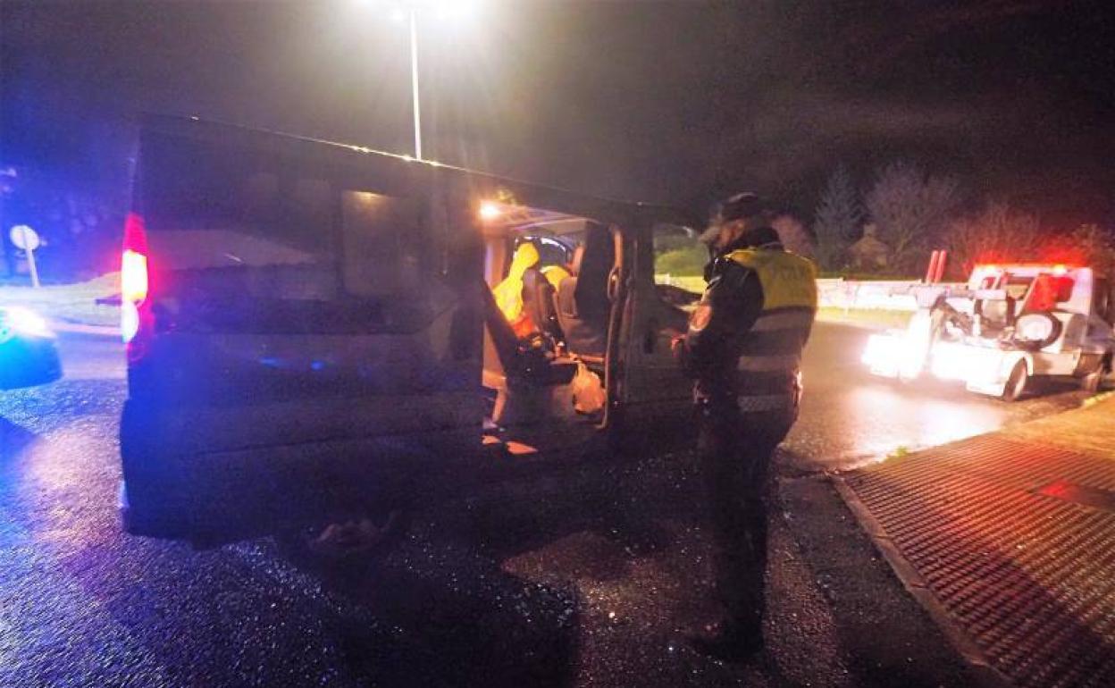 La Policía Local inspecciona la furgoneta en Solares tras la detencion de la conductora.