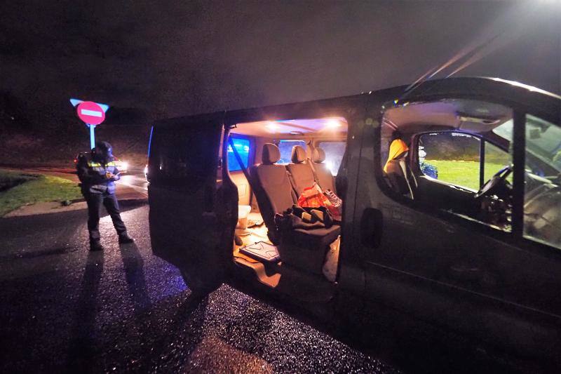 Agentes de la Policía Local inspeccionan la furgoneta después de detener a su conductora en la rotonda de Solares, donde se estrelló, tras una persecución desde Santander.