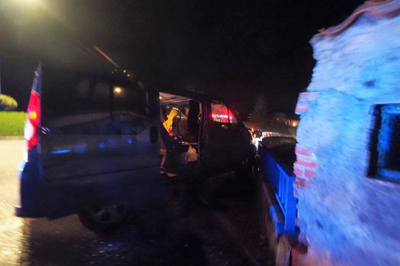 Agentes de la Policía Local inspeccionan la furgoneta después de detener a su conductora en la rotonda de Solares, donde se estrelló, tras una persecución desde Santander.