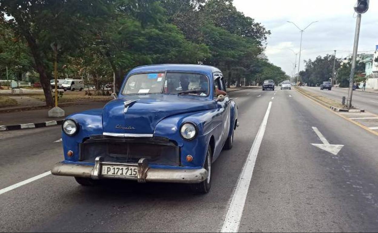 Un automóvil recorre las calles de La Habana.