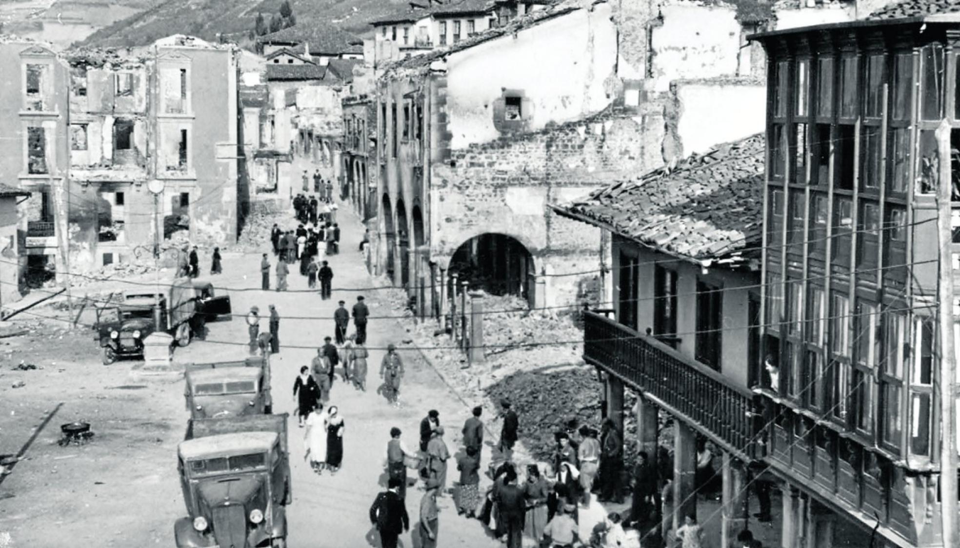 La Plaza y, al fondo, la calle Doctor Encinas, afectadas por el incendio de la Guerra Civil. 