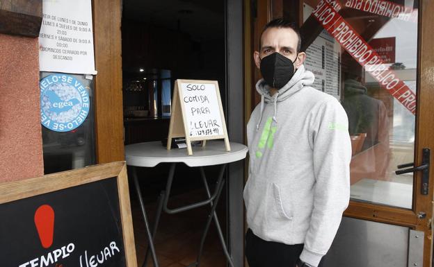 Javier Gutiérrez, en su restaurante familiar, Palacios.