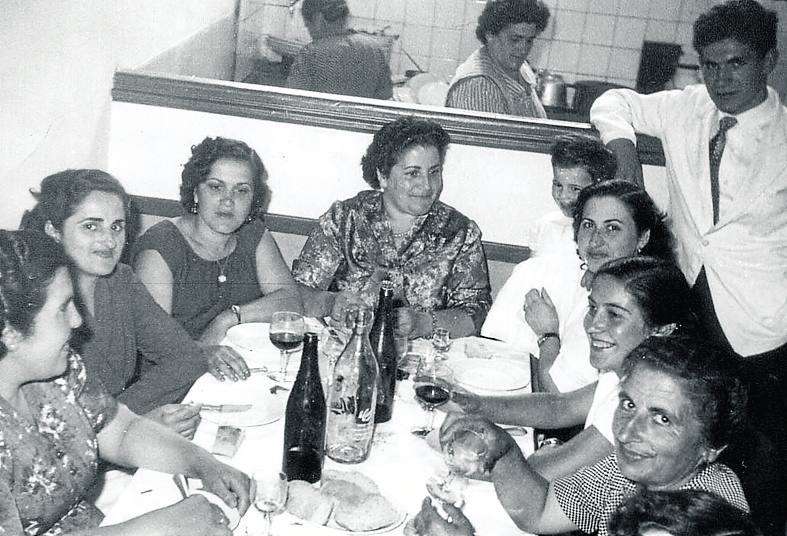 Imagen secundaria 2 - Arriba: La Plaza y entrada a la calle Cántabra.. Abajo: Vecinos y soldados pasan junto a las ruinas de la Plaza y Grupo de personas durante una comida en Casa Susa.