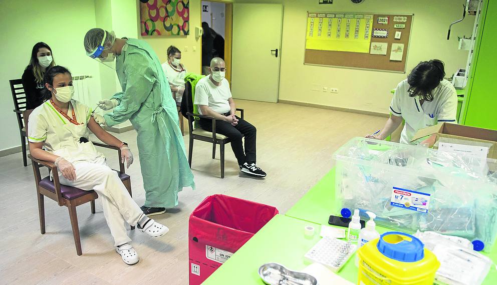 La sala. Todo listo para empezar a inyectar. Una enfermera sube a vacunar a las plantas mientras que su compañero lo hace en la sala que se ha habilitado en la residencia. 