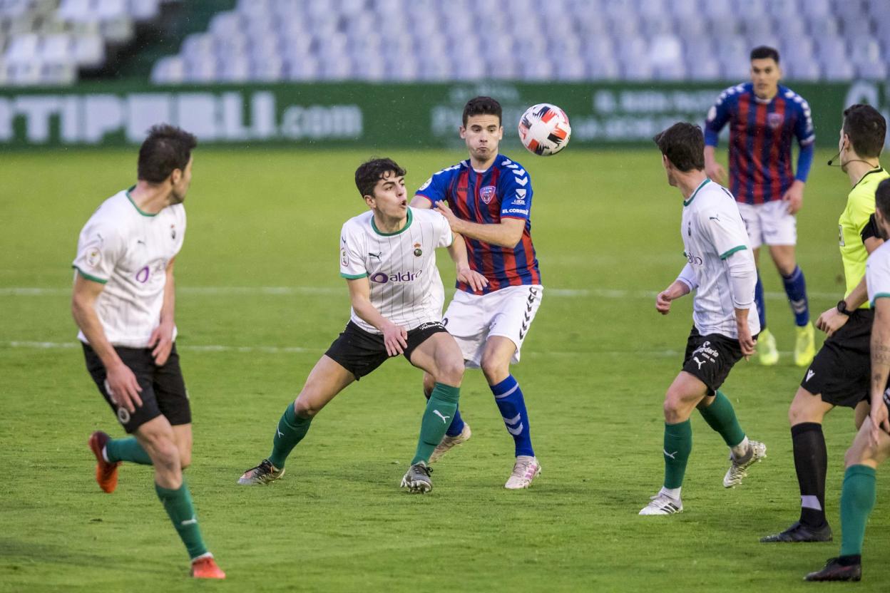 Íñigo Sainz-Maza, el mejor ayer en los Campos de Sport, en un lance del partido.