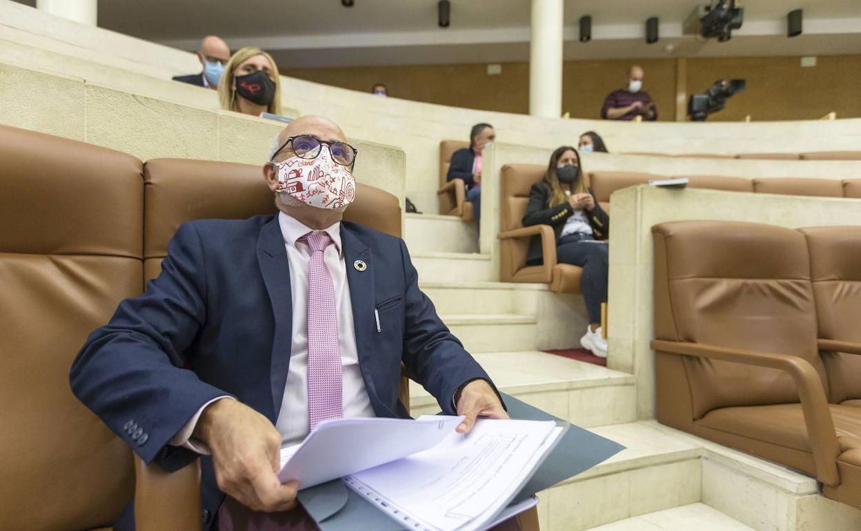 Imagen de archivo del consejero de Sanidad en una comparecencia en el Parlamento de Cantabria