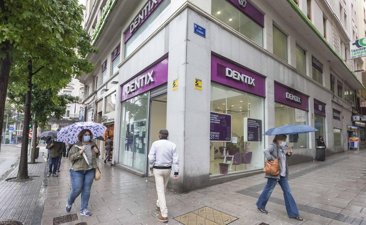 Clínica Dentix en la calle Calvo Sotelo de Santander.