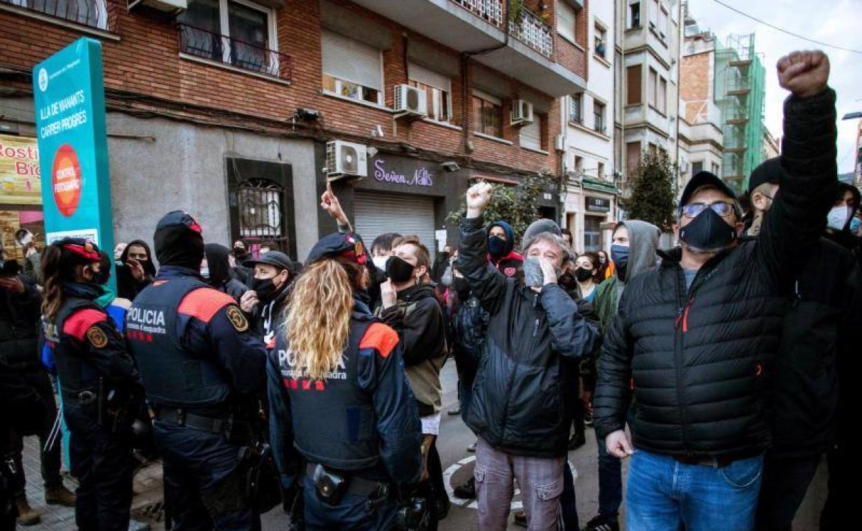 Protestas de independentistas este domingo en L'Hospitalet de Llobregat, ante la visita del líder de Vox, Santiago Abascal.