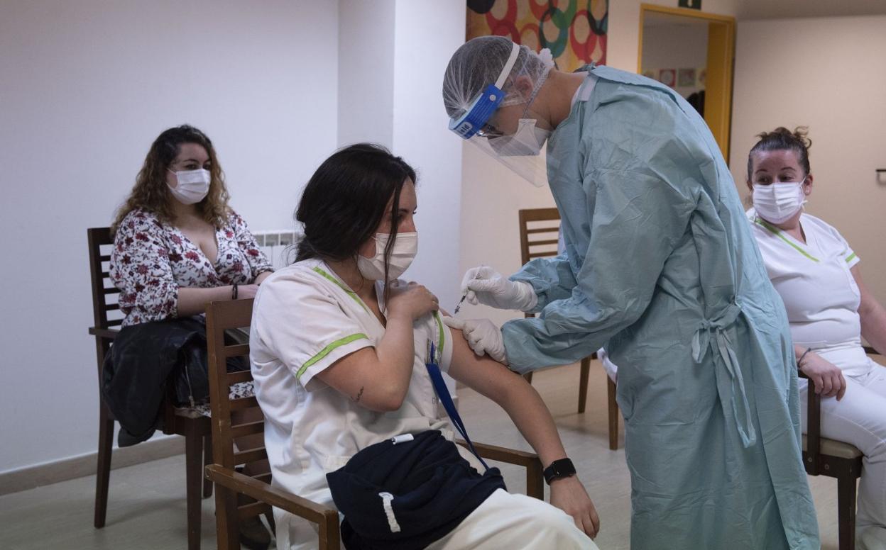 La campaña de vacunación en Cantabria ha empezado por las personas más desprotegidas ante el virus y el personal sanitario. 