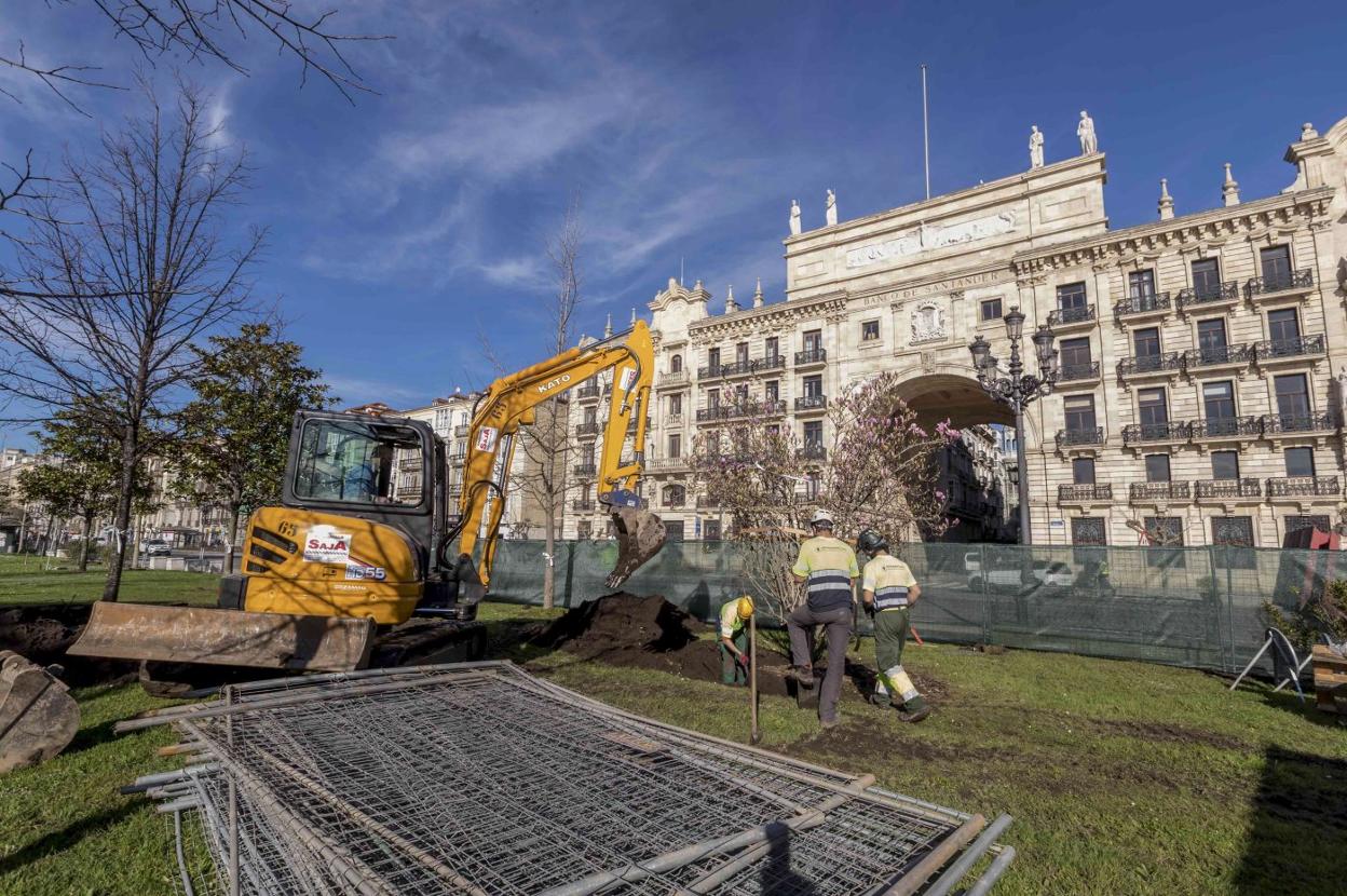 Los trabajos comenzaron ayer en la zona que hace de fondo de saco de los Jardines de Pereda, la cual será ocupada por las casetas de obra. roberto ruiz