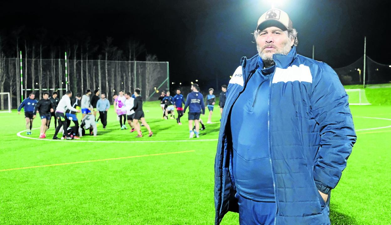 Tristán Mozimán, con sus jugadores al fondo, en el entrenamiento de ayer en San Román. 