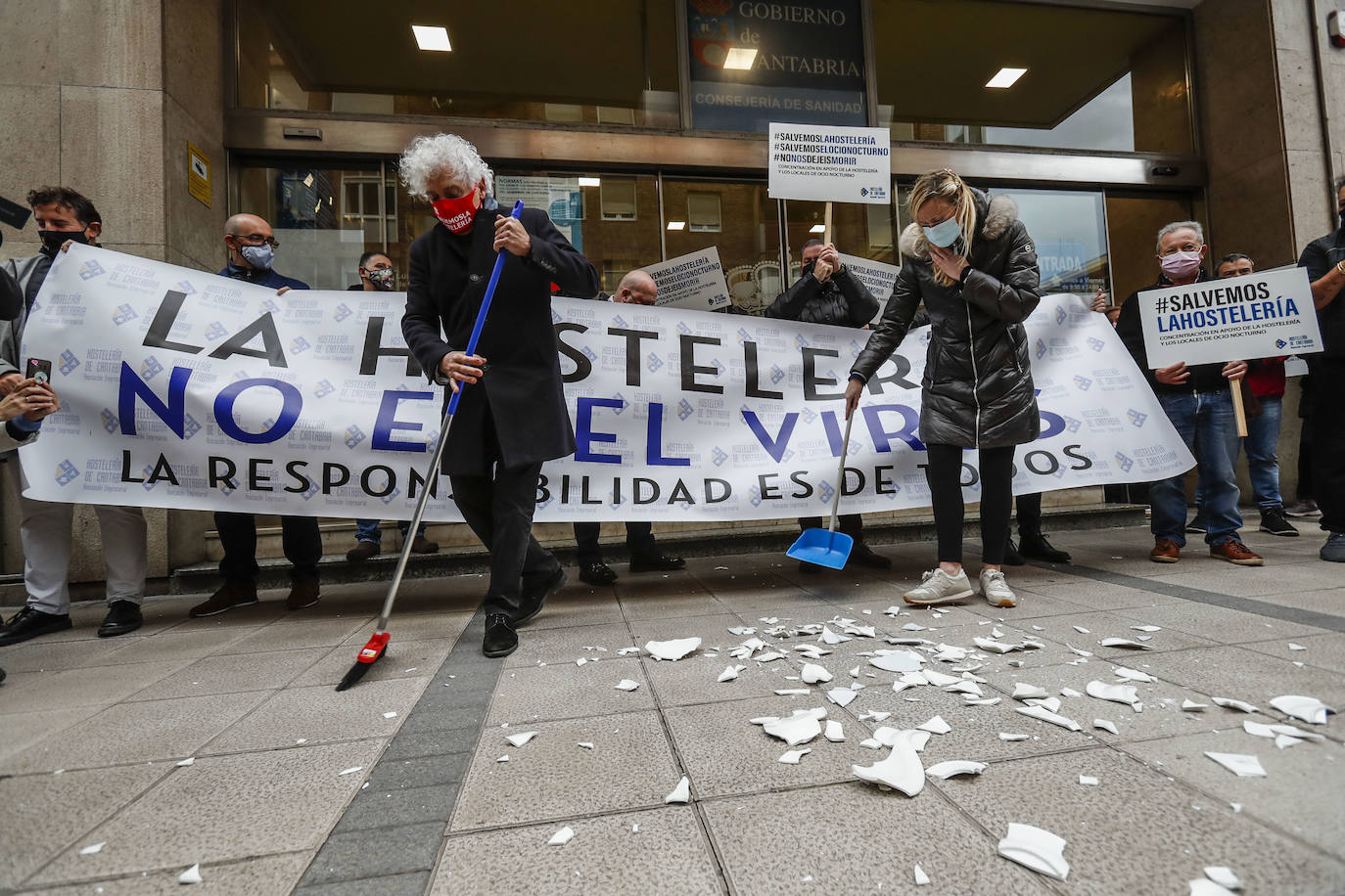 Fotos: Los platos rotos de los hosteleros frente a Sanidad