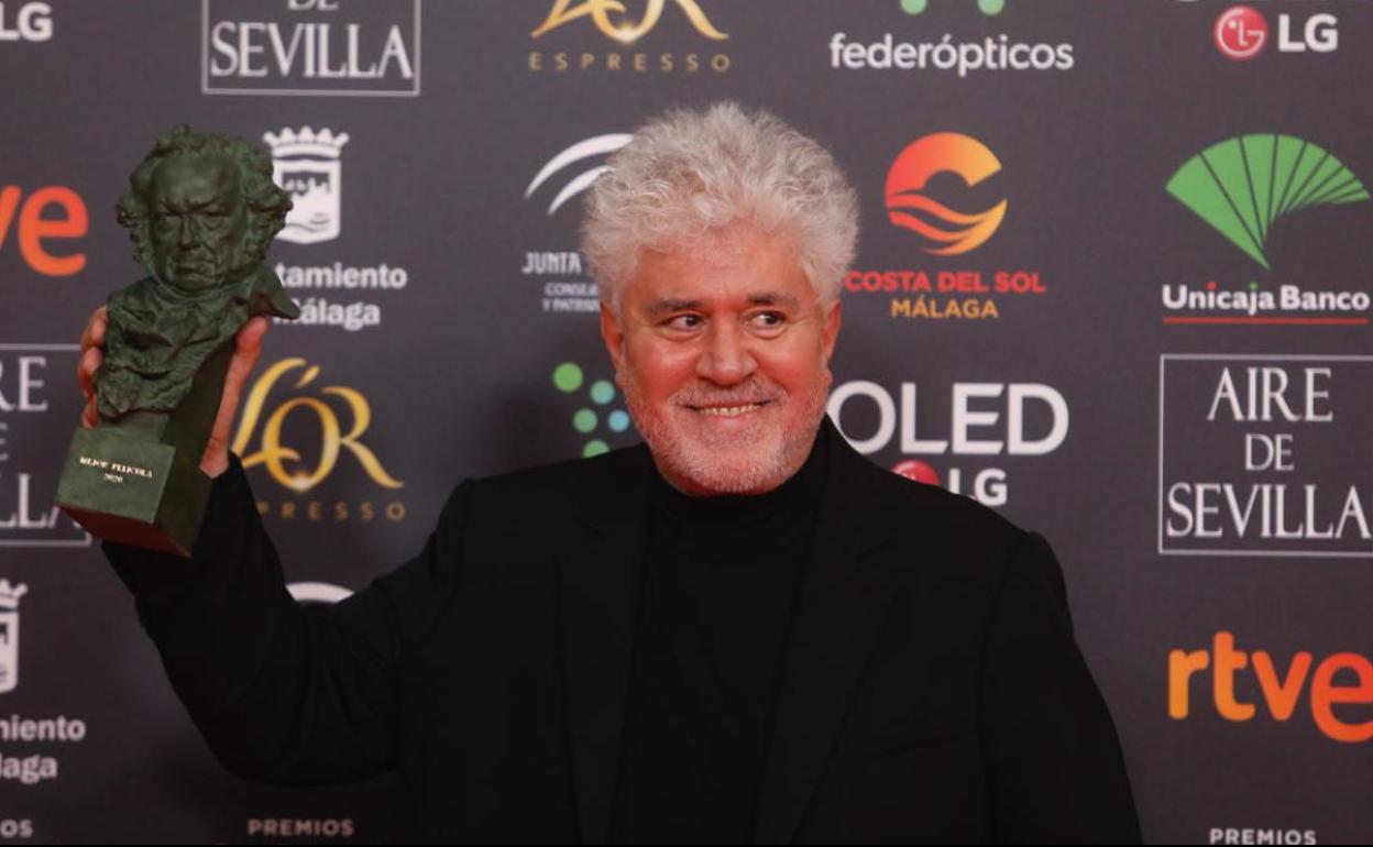 Pedro Almodóvar alza Goya a la Mejor Película por 'Dolor y gloria'..