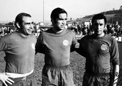 Imagen secundaria 1 - Atienza, Marquitos y Pachín con la camiseta del Toluca. Al lado, en su etapa como madridista.