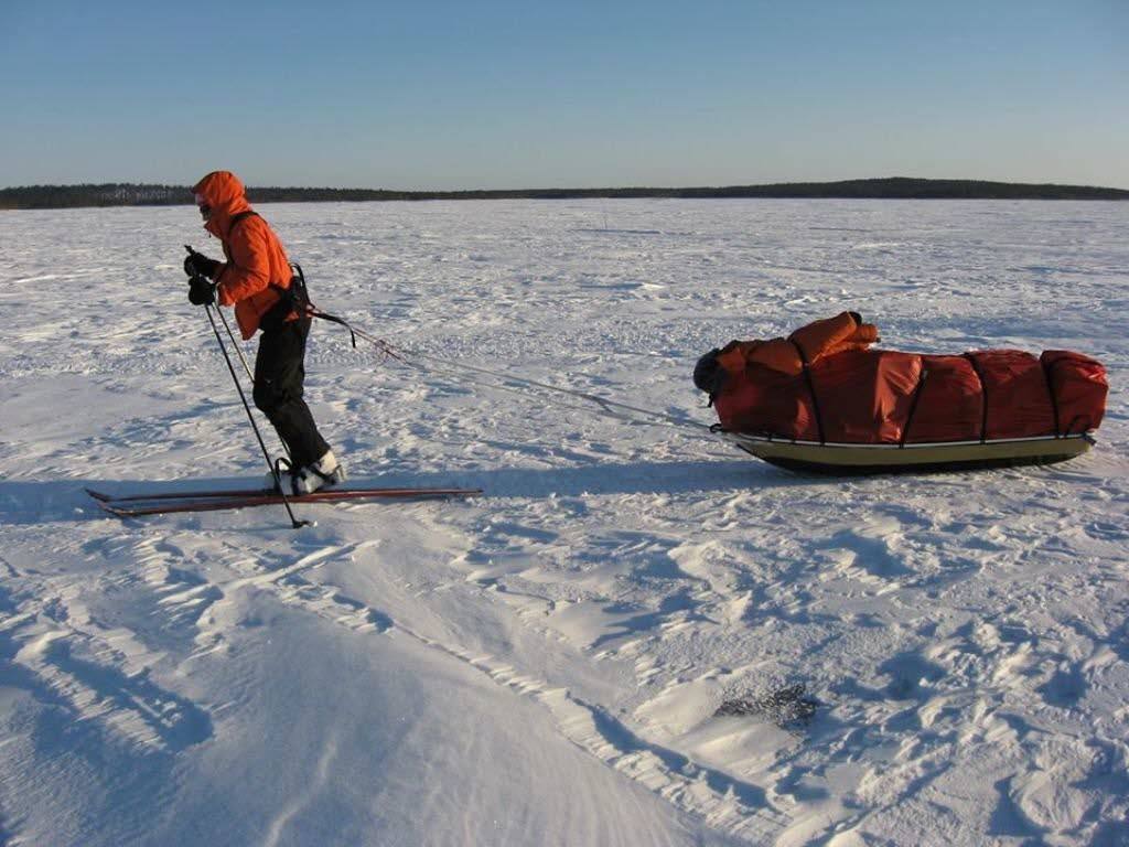 Imagen de 2016 de la aventurera Chus Lago tirando de su trineo en Finlandia. 