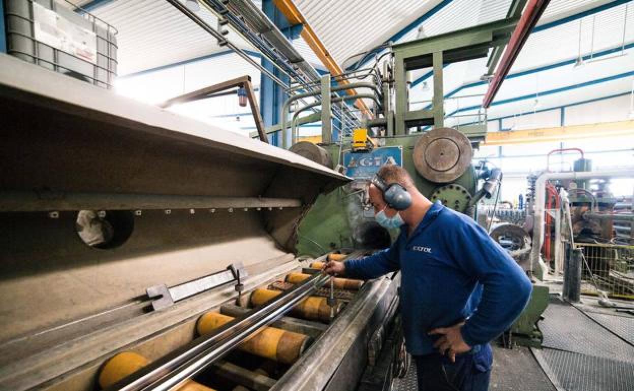 Un operario trabaja en una empresa de Toledo. 