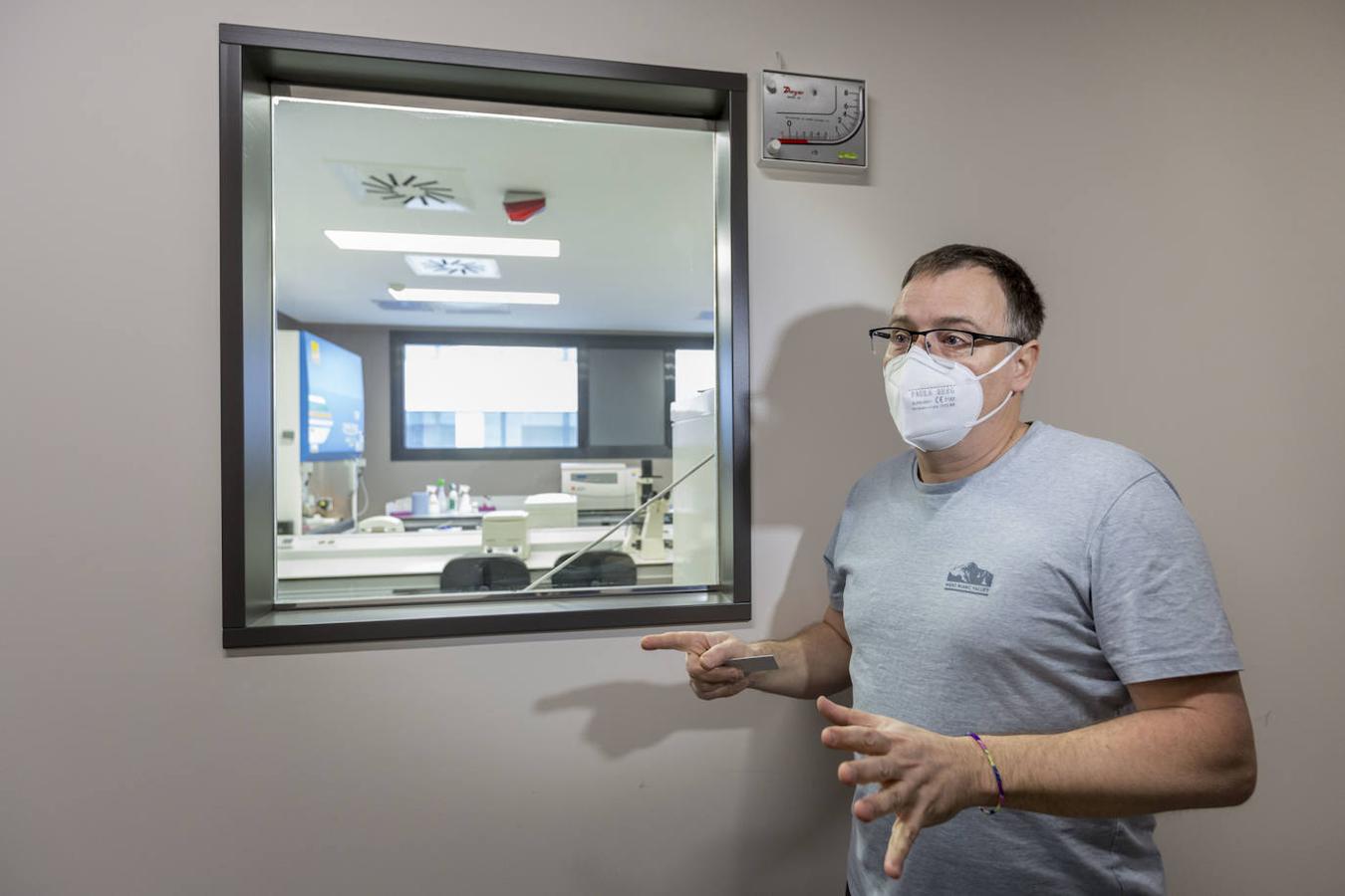 En este espacio de contención biológica los protocolos de seguridad son muy estrictos