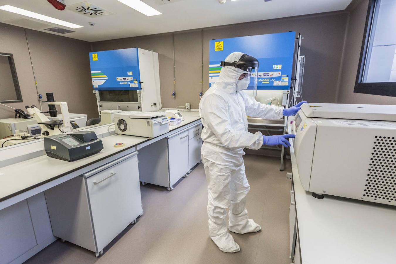 En este espacio de contención biológica los protocolos de seguridad son muy estrictos