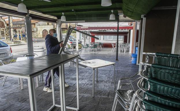 Gonzalo poniendo en marcha la terraza del bar Sotileza para volver a atender hoy a los clientes. 