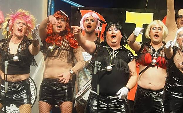 Imagen. Última noche de las murgas por Santoña.