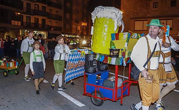 Imagen. Murgas y pasacalles en el día grande del carnaval en San Vicente de la Barquera