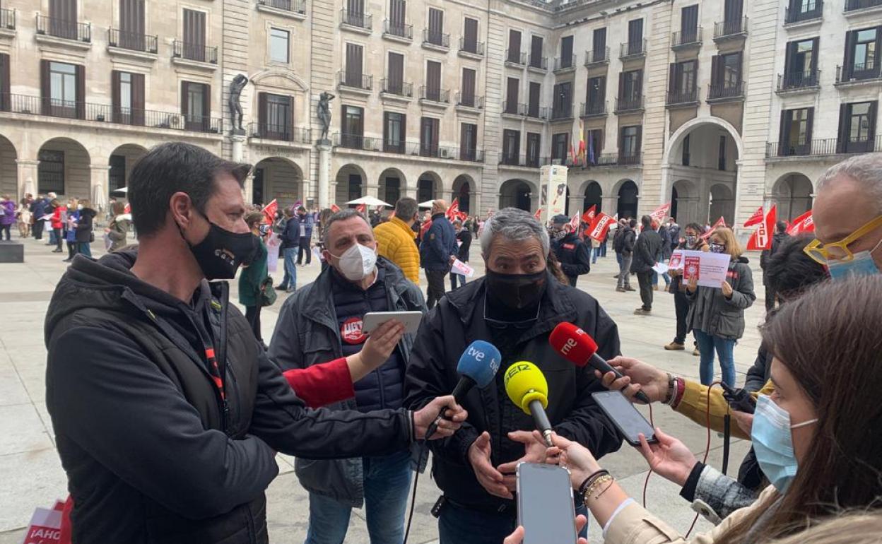 Dirigentes de UGT y CCOO atienden a los medios de comunicación en la Porticada.