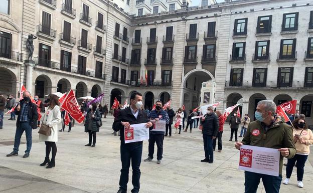 Imagen principal - En la concentración se han observado las medidas de seguridad a las que obliga el covid.