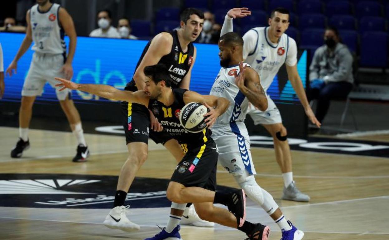 El Tenerife bombardea y asfixia al Burgos para alcanzar su tercera semifinal