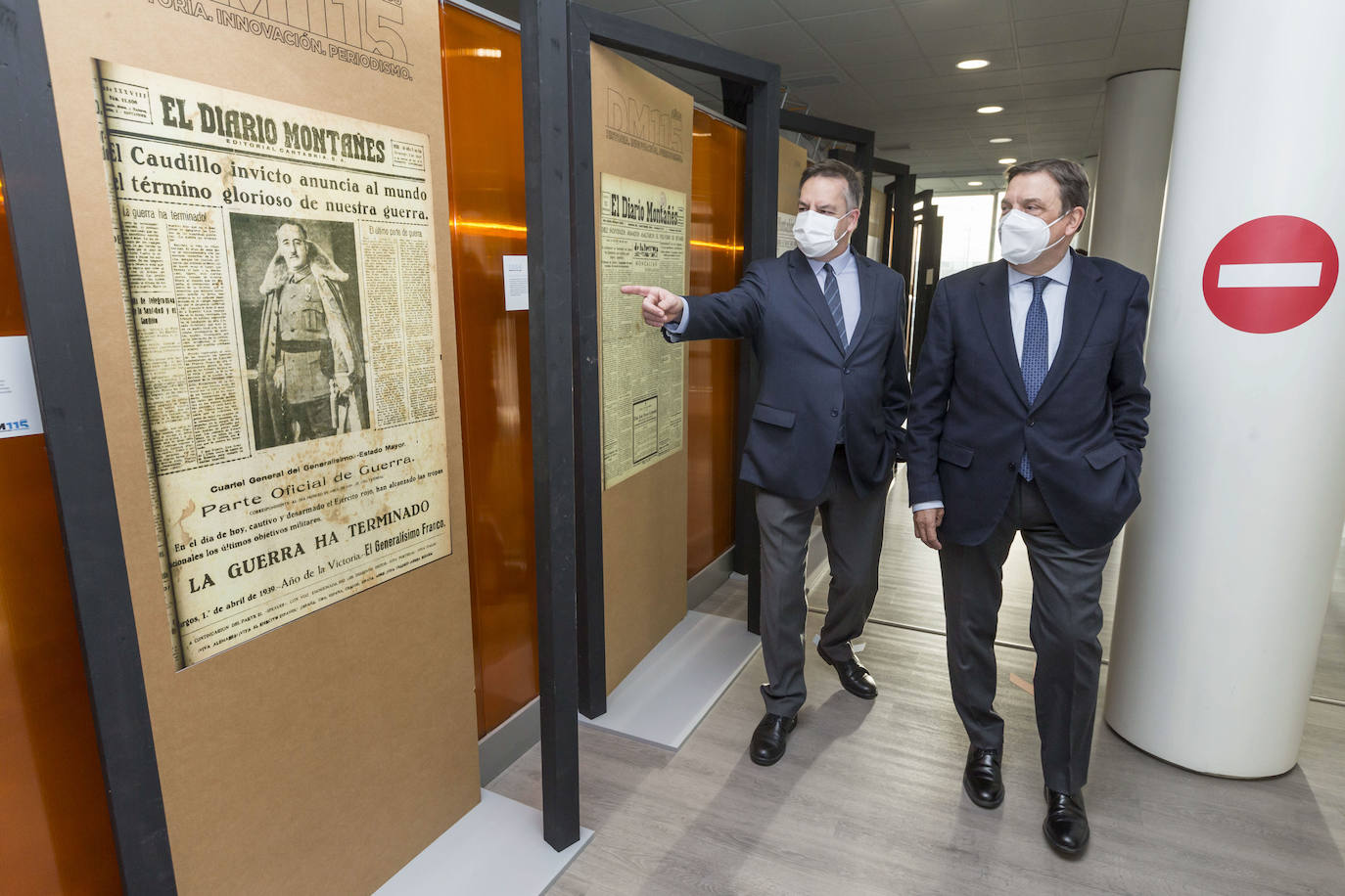 El director de El Diario Montañés, Íñigo Noriega, muestra al ministro de Agricultura, Luis Planas, la hemeroteca del periódico.