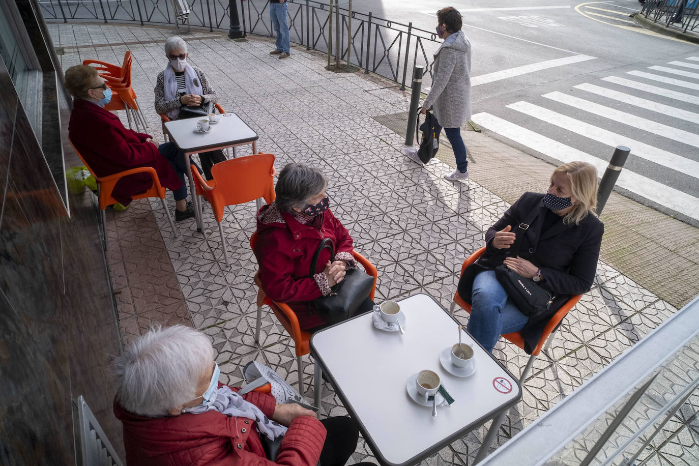 Las terrazas de las cafeterías de Colindres han vuelto a llenarse.