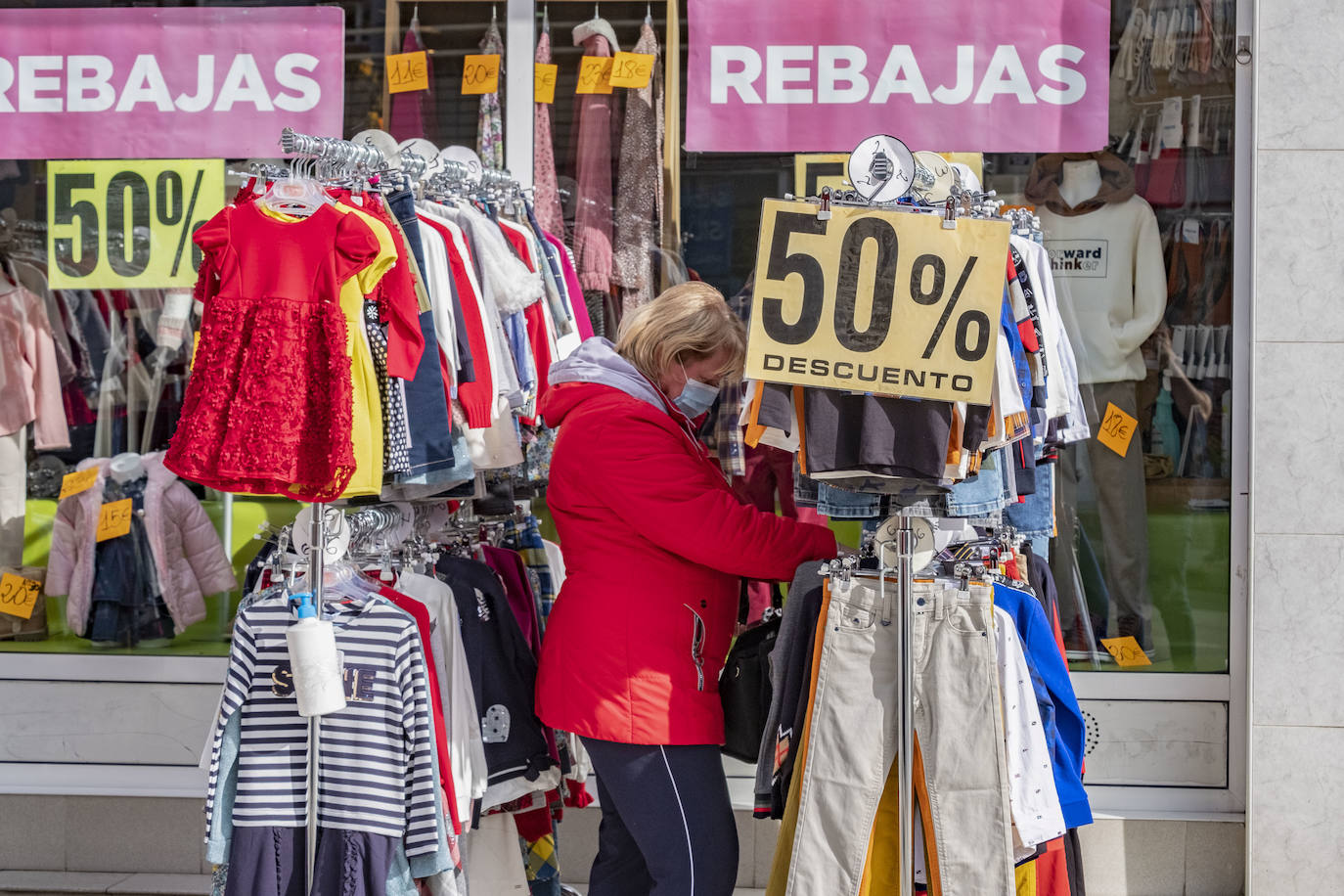 Una cliente mira la ropa en un comercio de moda de Colindres. 