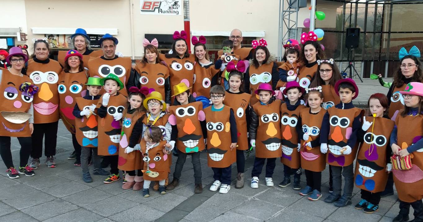 Imagen. Más de 270 disfraces en el desfile de Carvanal de Los Corrales de Buelna.
