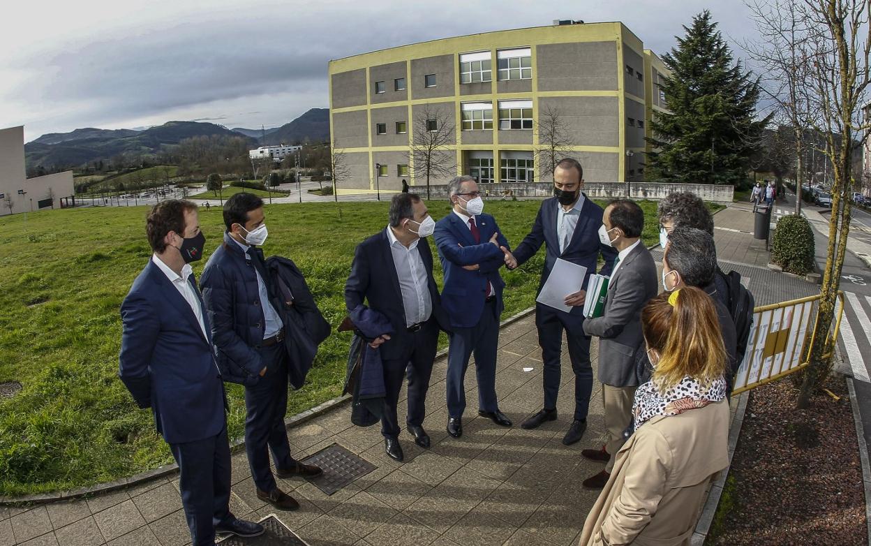 Representantes municipales y de la UC conversan junto a la finca en la que se construirá la residencia para estudiantes. 