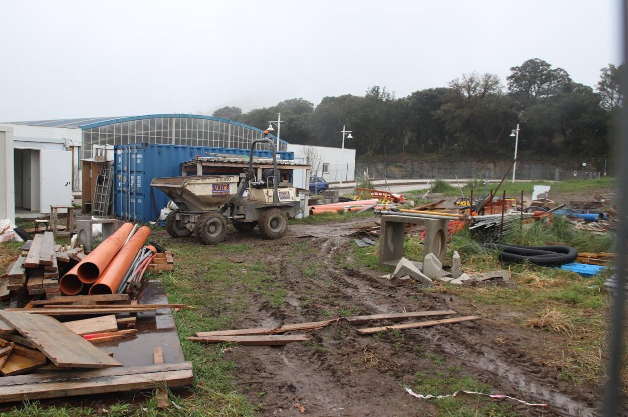 Imagen de la caseta de obra y el material empleado por Siec para la construcción del depósito de agua en el Monte Cueto. a. verano