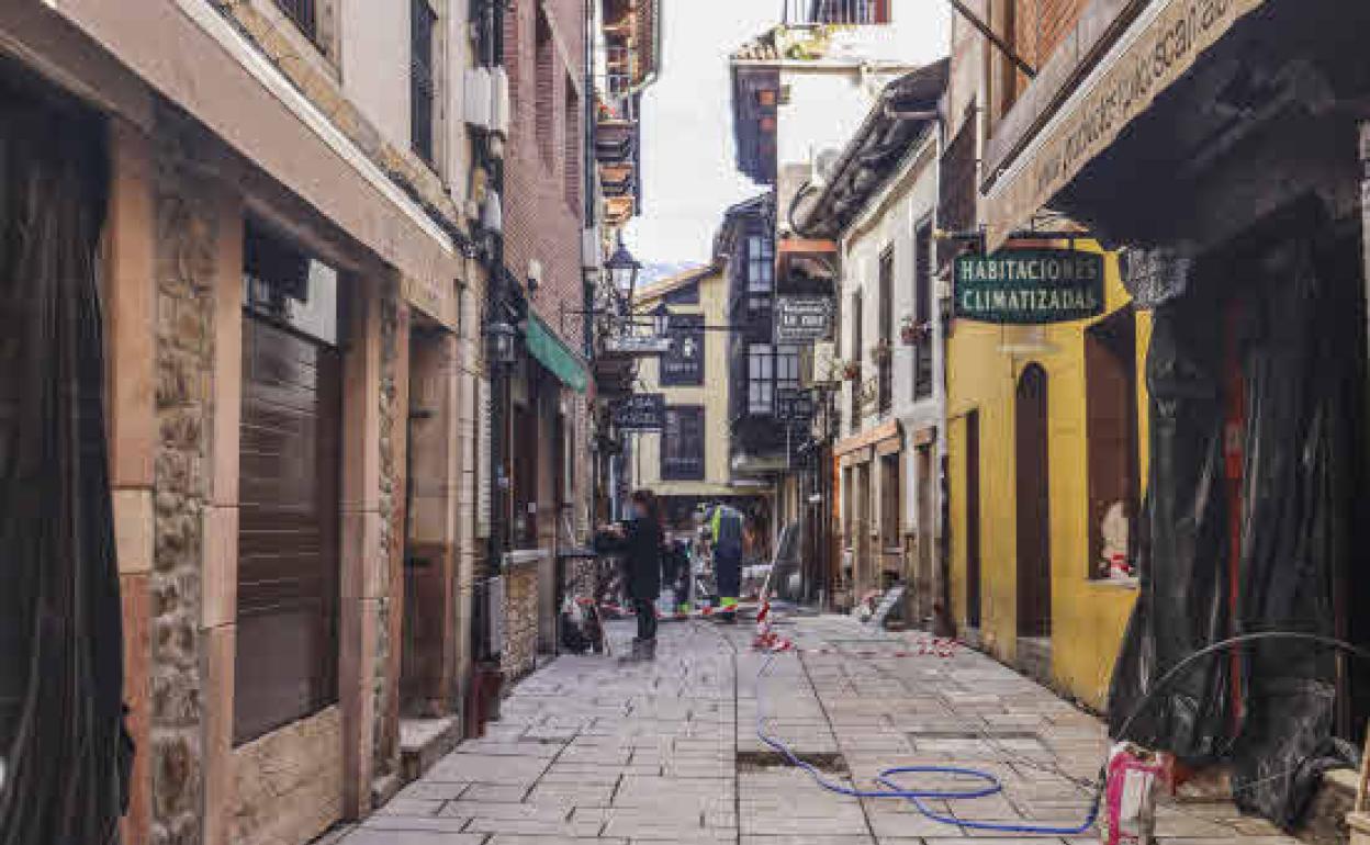 Obras en la calle Cántabra, en la villa de Potes