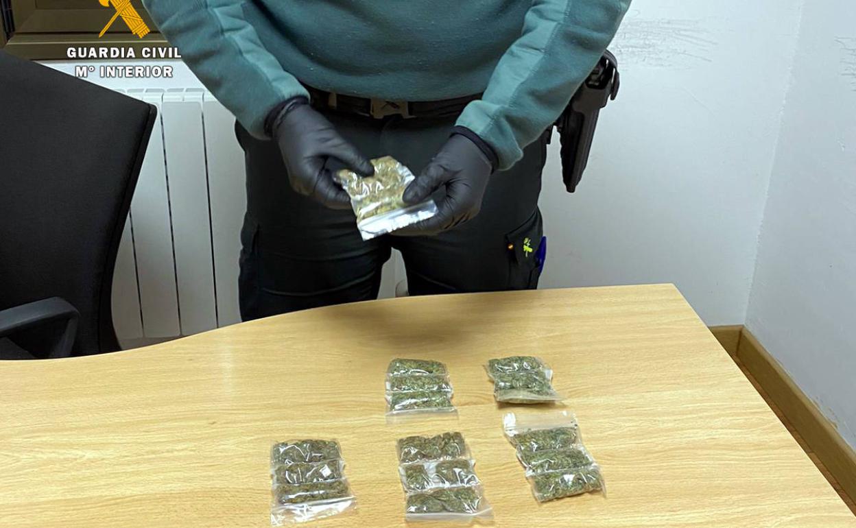 Detenido en Castro tras escapar de guardias civiles con una veintena de dosis de marihuana