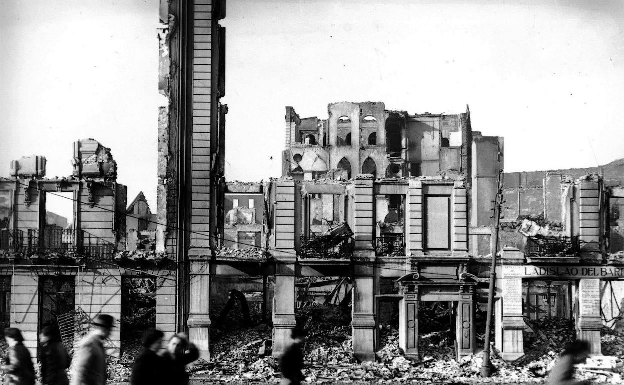 Fotografía de varios edificios de Santander, arrasados por el incendio del 1941.