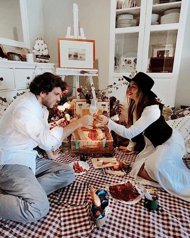 Picnic en casa de lo más especial de Laura y su marido.