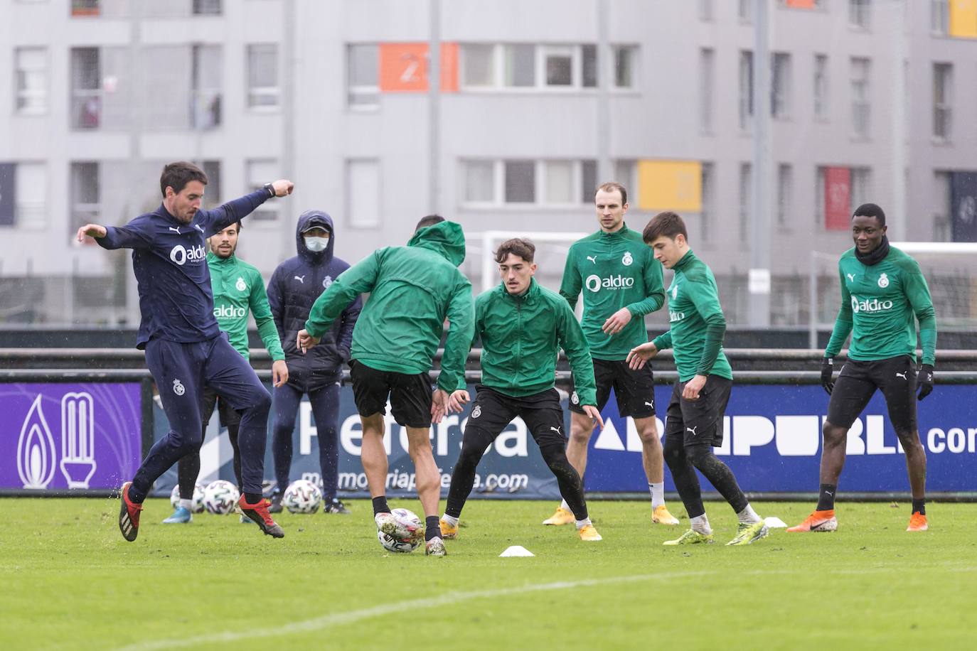 El Racing sigue con su puesta a punto y este viernes ha entrenado en La Albericia, a pesar de que este fin de semana no habrá partido.