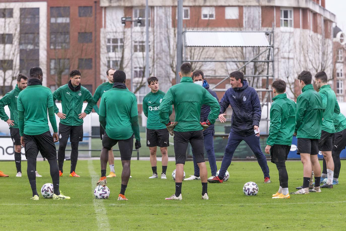 El Racing sigue con su puesta a punto y este viernes ha entrenado en La Albericia, a pesar de que este fin de semana no habrá partido.