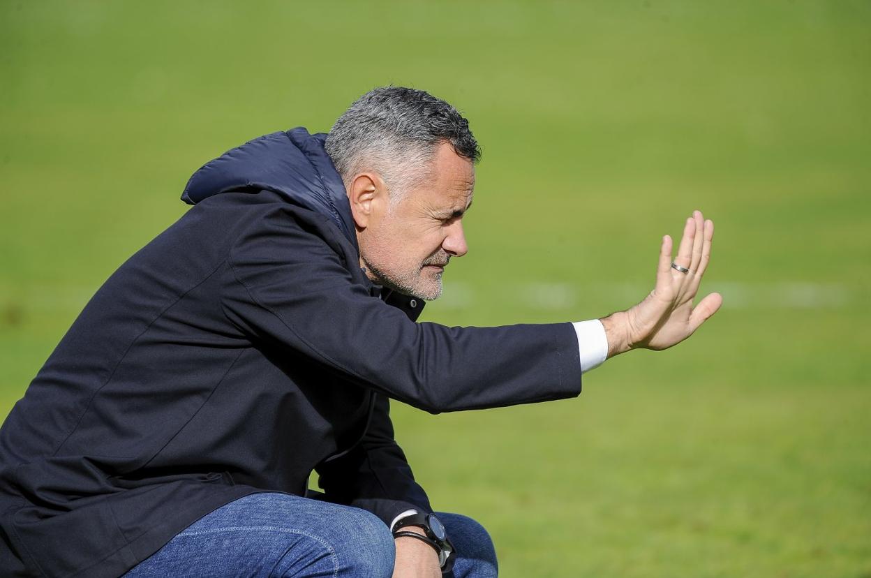 El técnico del Charles, Manu Calleja, durante el partido que el Laredo disputó ante la Real Sociedad B en La Caseta, en Noja. 