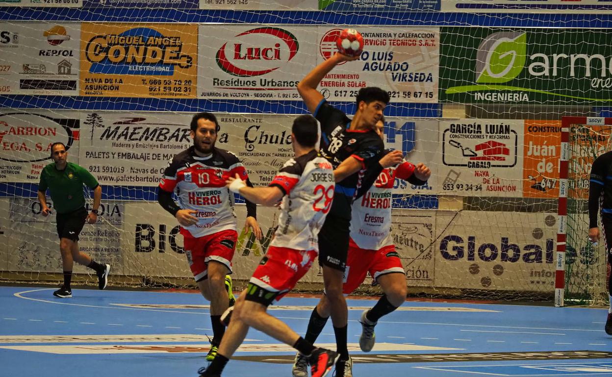 Herrero Lon, en el encuentro ante el Balonmano Nava.