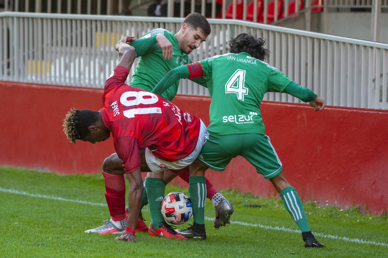 Fotos: El Charles gana por la mínima al Arenas